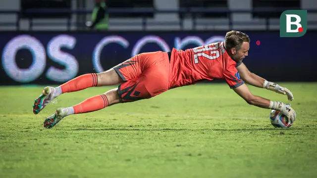 Foto: Aksi Solid Kiper Asing Dewa United, Sonny Stevens sebelum Akhirnya Dibobol Tendangan Ezra Walian di BRI Liga 1 2023 / 2024