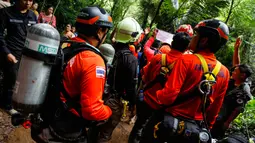 Tim penyalamat menyusuri hutan mencari tim sepak bola remaja yang hilang di provinsi Chiang Rai, Thailand (26/6). 12 anggota sebuah klub sepak bola remaja tersesat di gua di wilayah utara Thailand. (AFP/Thai News Pix/Krit Phromsakla Na Sakolnakorn)