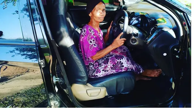 Belikan Emak Ratu Mobil Baru, Ini 6 Kebersamaan Mimi Peri dan Ibunya