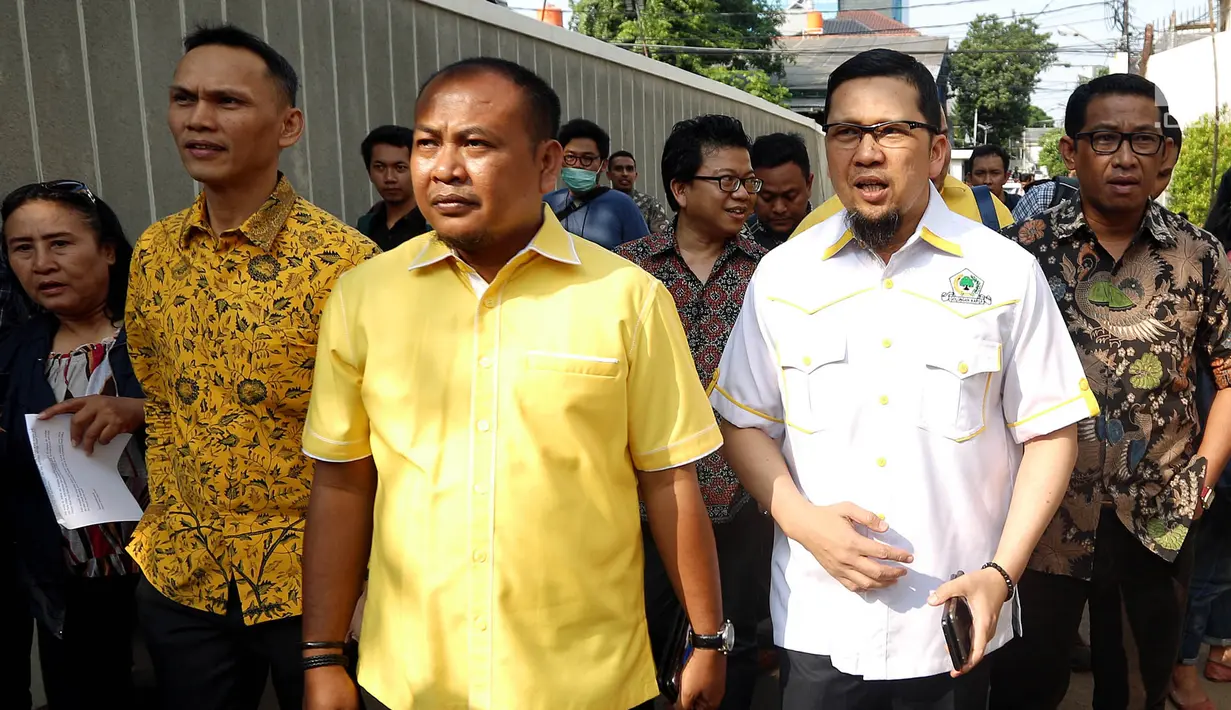 Ketum GMPG, Ahmad Doli Kurnia bersama Anggota GMPG mendatangi kantor DPP Partai Golkar Jakarta, Selasa (25/7). GMPG juga menuntut ketua umum Partai Golkar Setya Novanto dicopot dari jabatannya karena kasus korupsi. (Liputan6.com/Johan Tallo)