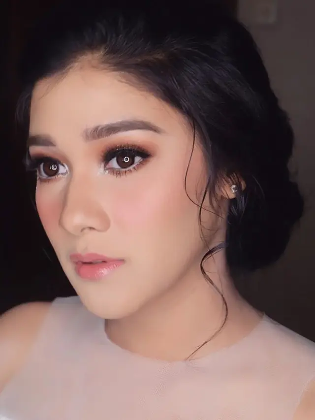 [Bintang] Pergi ke Kondangan, Coba Gaya Rambut Klasik Naysilla Mirdad Ini