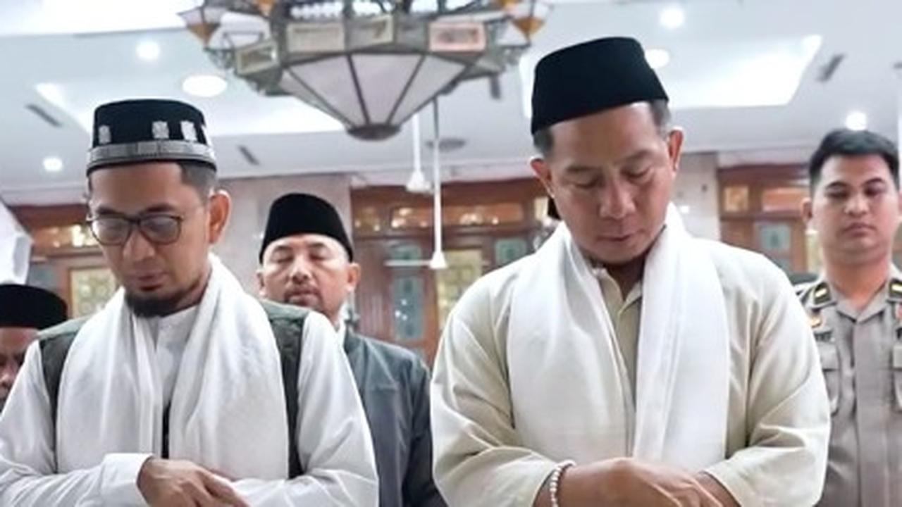 Momen Khusyu Panglima Simak Ceramah Ustaz Adi Hidayat di Masjid, Bicara tentang Kemuliaan Profesi Tentara