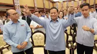 Ketua Tim Kampanye Nasional (TKN) Prabowo-Gibran, Rosan Perkasa Roeslani (kiri) bersama calon presiden-calon wakil presiden Prabowo Subianto-Gibran Rakabuming Raka, dalam sebuah kesempatan belum lama ini. Foto: TKN Prabowo-Gibran