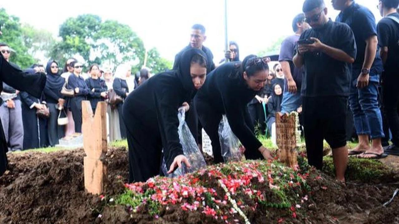 Berusaha Tegar, Reza Arap dan Sahabat Antar Lula Lahfah ke Tempat Peristirahatan Terakhir