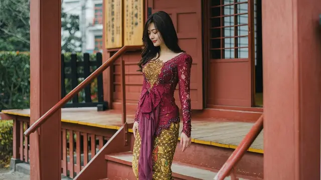 8 Inspirasi Model Kebaya Ala Dara Sarasvati (credit: instagram/darasarasvaati)