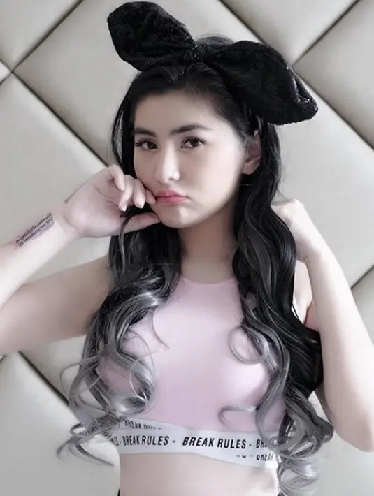 Pose artis sekaligus selebgram Angela Lee dengan balutan busana pink dan aksesoris kuping kelinci. Kasus Angela Lee berawal ketika seorang pria, Santoso, menginvestasikan uangnya untuk dikelola sang suami, David Hardian Sugito. (Instagram/angelalee87)