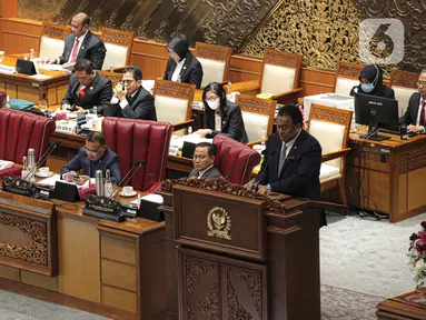 Wakil Ketua DPR Rahmat Gobel (kanan) berpidato pada Rapat DPR RI masa persidangan III tahun sidang 2022-2023 di kompleks parlemen, Senayan, Jakarta, Selasa (10/1/2023). DPR menggelar rapat paripurna perdana pada 2023 usai menjalani masa reses selama tiga minggu. (Liputan6.com/Faizal Fanani)