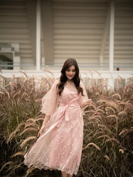 Detail koleksi Raya juga memiliki ciri yang anggun khas ATVEZZO, juga lebih modest. Selain itu, tak hanya bisa dipakai saat hari Raya Lebaran, tapi juga bisa diajak sebagai gaun ke pesta (Foto: ATVEZZO)