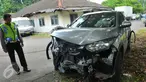 Petugas memeriksa mobil yang dikemudikan Rakha Widyarma, di Pull WK Polres Soetta, Kota Tangerang, Kamis (10/3). Mobil anak angkat Gubernur Banten Rano Karno itu terlibat kecelakaan di Jalan Perimeter Utara Bandara Soetta. (Liputan6.com/Faisal R Syam)