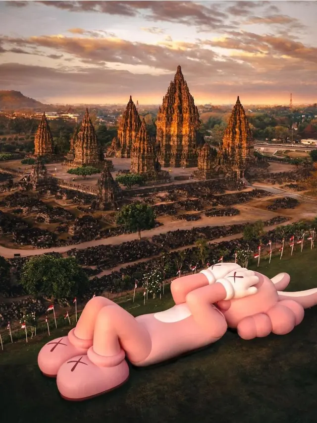 KAWS Holiday di Candi Prambanan
