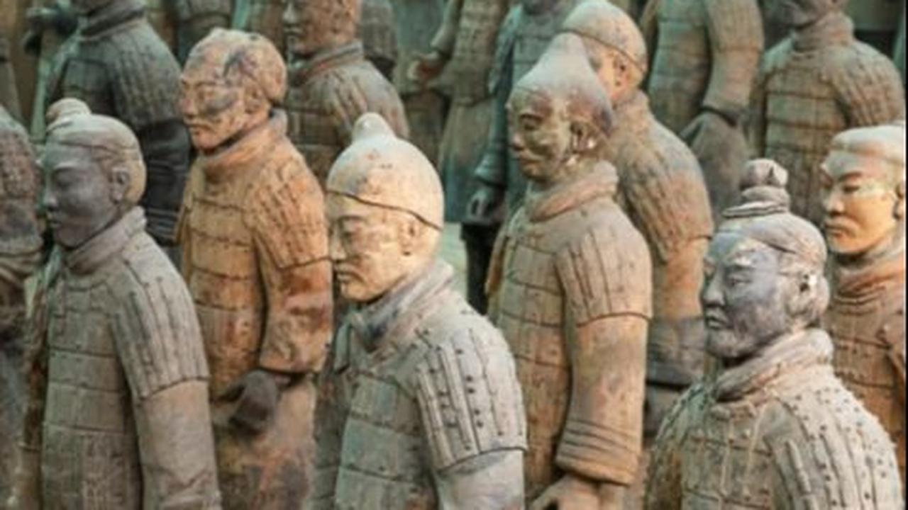 1. Tentara Terakota yang Menggunakan Kain di Leher (210 SM)<br>