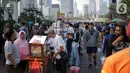 Pedagang kaki lima (PKL) berjualan di jalan saat car free day (CFD) di kawasan Bundaran HI, Jakarta, Minggu (6/10/2019). Kurangnya pengawasan petugas menyebabkan banyak PKL yang berjualan tidak pada tempat yang telah disediakan oleh Pemprov DKI Jakarta. (Liputan6.com/Faizal Fanani)