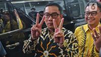 Gubernur Jawa Barat Ridwan Kamil tiba di DPP Golkar, Jakarta,Rabu (18/1/2023). Ridwan Kamil mengenakan batik dengan warna dominasi hitam dan kuning.(Liputan6.com/Angga Yuniar)