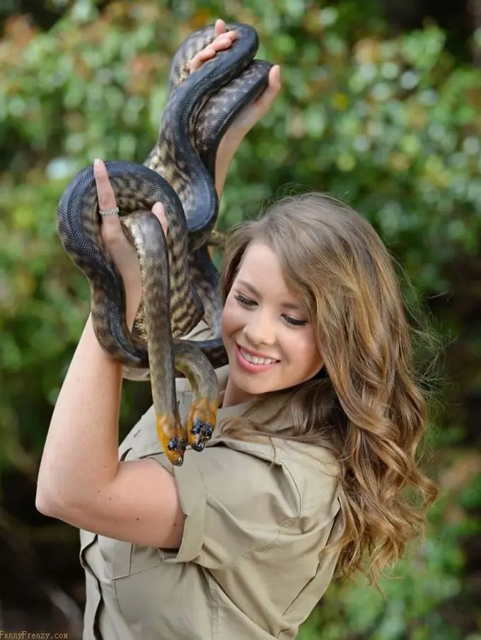 [Bintang] Gadis Ini Dibilang Bodoh karena Suka Bermain dengan Binatang Berbahaya, tapi Ia Mengejutkan Banyak Orang dengan Nama Belakangnya