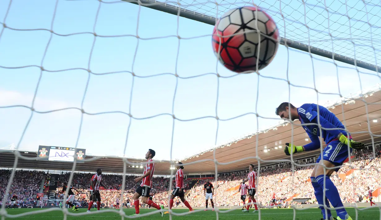 Juan Mata mencetak gol ketiga MU ke gawang Southampton dalam lanjutan Liga Premier Inggris di Stadion St. Mary, Southampton, Minggu (20/9/2015). (Action Images via Reuters/Tony O'Brien)