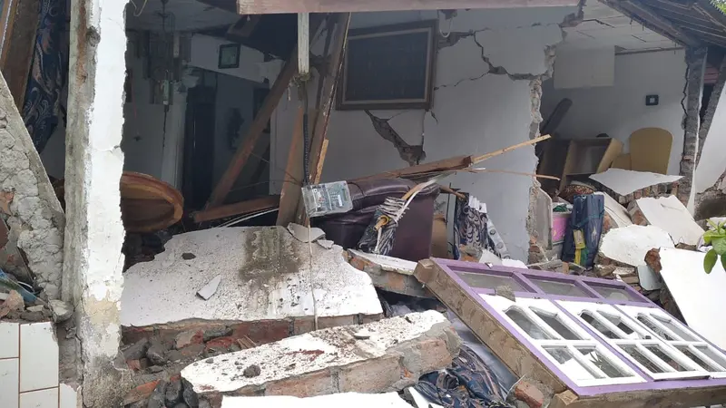 Rumah warga terdampak gempa bumi di daerah Kajai, Kecamatan Talamau Pasaman Barat. (Liputan6.com/ Novia Harlina)