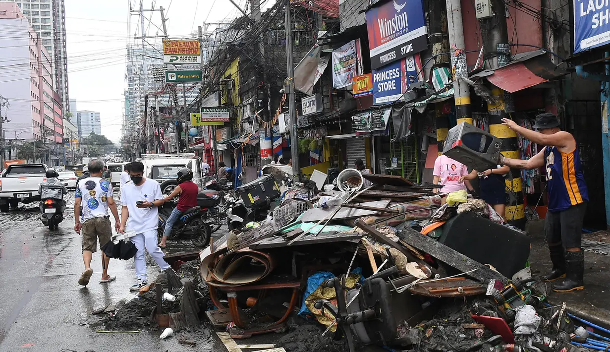 Bahkan ketinggian banjir nyaris setinggi leher orang dewasa dan mengubah jalan-jalan menjadi sungai. (TED ALJIBE/AFP)