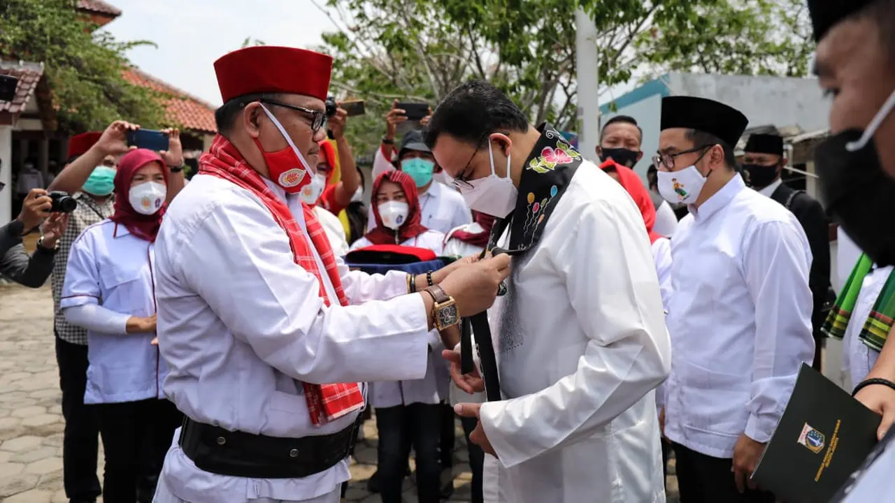 Gubernur DKI Anies Baswedan disemati peci merah dan cukin Betawi. (Foto: Istimewa).