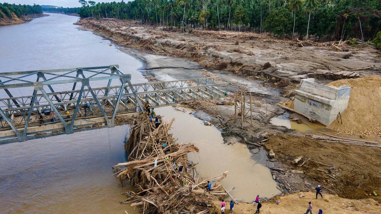 FOTO: Warga Memanjat Puing Kayu Demi Menyeberangi Sungai Peusangan