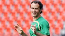 Portuguese defender Ricardo Carvalho jokes with teammates during a training session on June 10, 2008 in Neuchatel. Portugal will play against Czech Republic in group A of the Euro 2008 in Geneva on June 11, 2008. AFP PHOTO / PATRICK HERTZOG