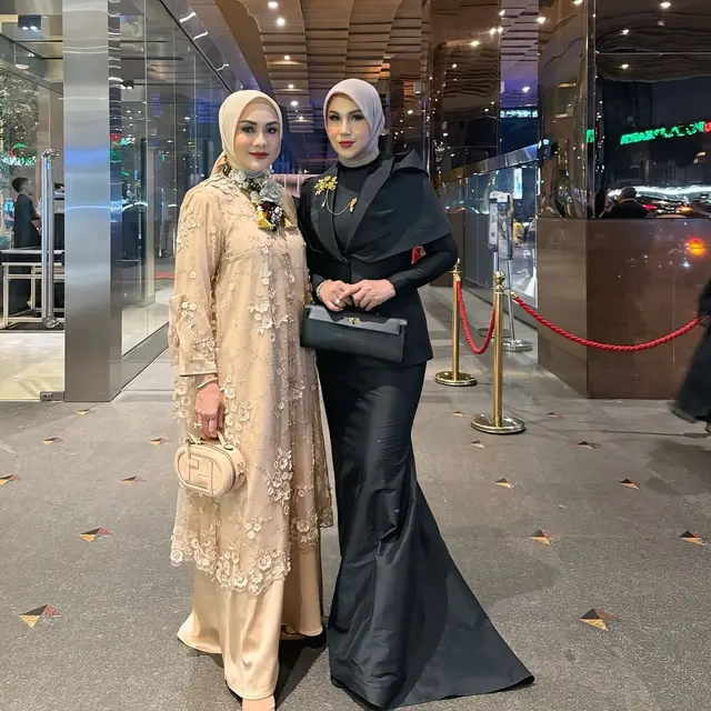 Pesona Effortless Ariel Tatum Temani Daffa Wardhana dan Marini Zumarnis Kondangan, Serasi dengan Calon Mertua