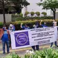 Pemegang Polis Bumiputera menggelar aksi unjuk rasa damai di trotoar Wisma Bumiputera, Jalan Jenderal Sudirman, Jakarta Pusat, Rabu 21 Oktober 2020.