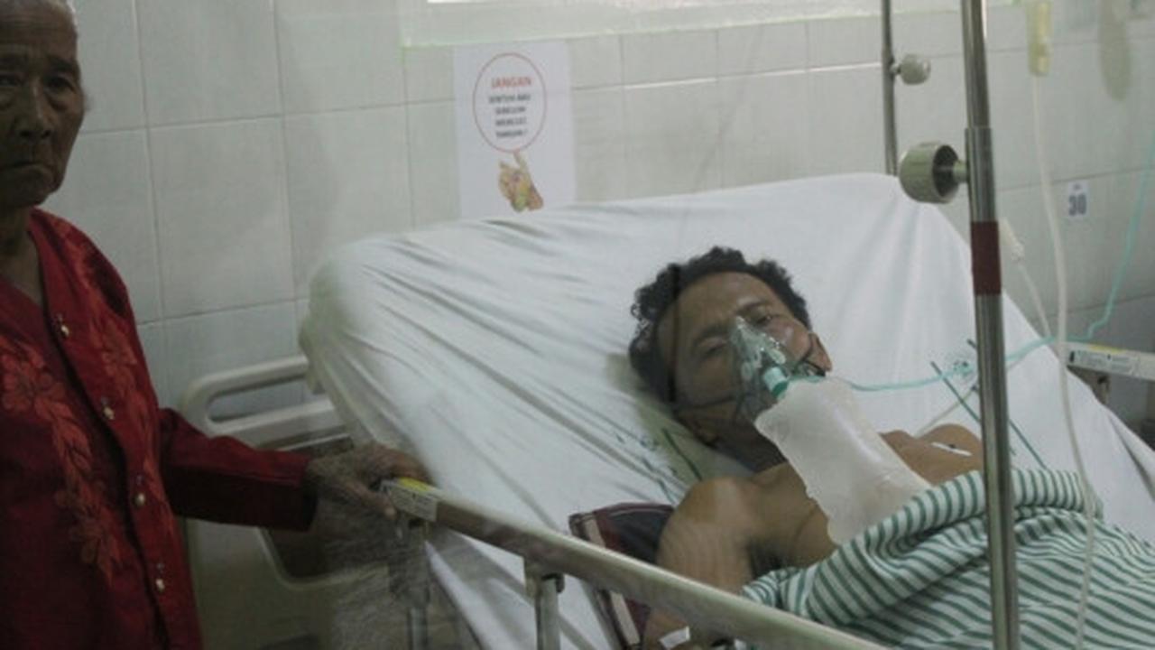 Melihat kondisi Tosan terbaring kritis di rumah sakit