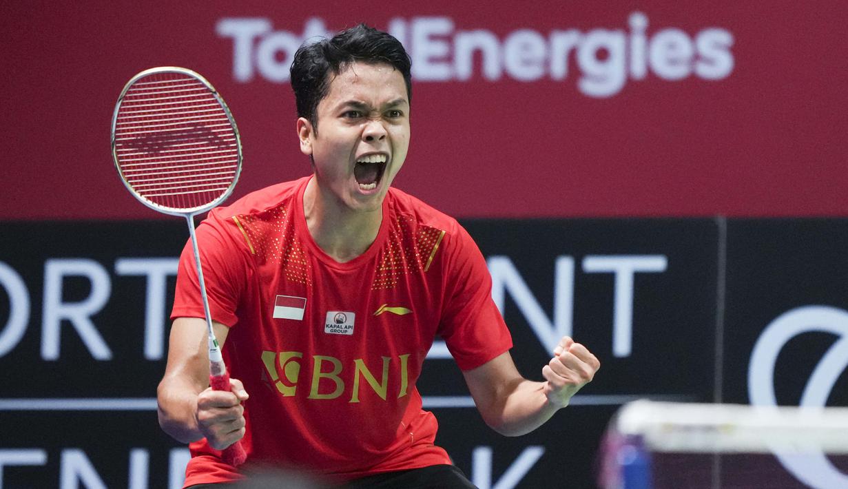 Selebrasi atlet bulutangkis tunggal putra Indonesia, Anthony Ginting usai mengalahkan wakil China dalam final Piala Thomas 2020 yang berlangsung di Denmark, Minggu (17/10/2021). (AFP/Ritzau Scanpix/Claus Fisker)