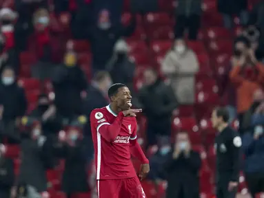 Gelandang Liverpool, Georginio Wijnaldum berselebrasi usai mencetak gol ke gawang Wolverhampton Wanderers pada pertandingan lanjutan Liga Inggris di Stadion Anfield, Liverpool, Inggris, Minggu (7/12/2020). Liverpool menang telak atas Wolverhampton 4-0. (AP photo/Jon Super, Pool)