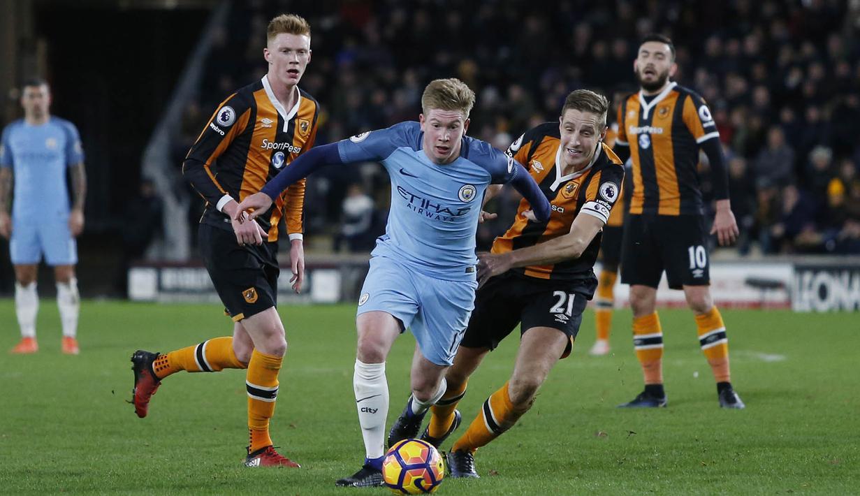 Gelandang Manchester City, Kevin De Bruyne, berhasil melewati bek Hull, Michael Dawson. Sebanyak 16 kali tembakan dilakukan oleh anak asuh Pep Guardiola, sementara Hull hanya melepaskan 10 tendangan. (Reuters/Ed Sykes)