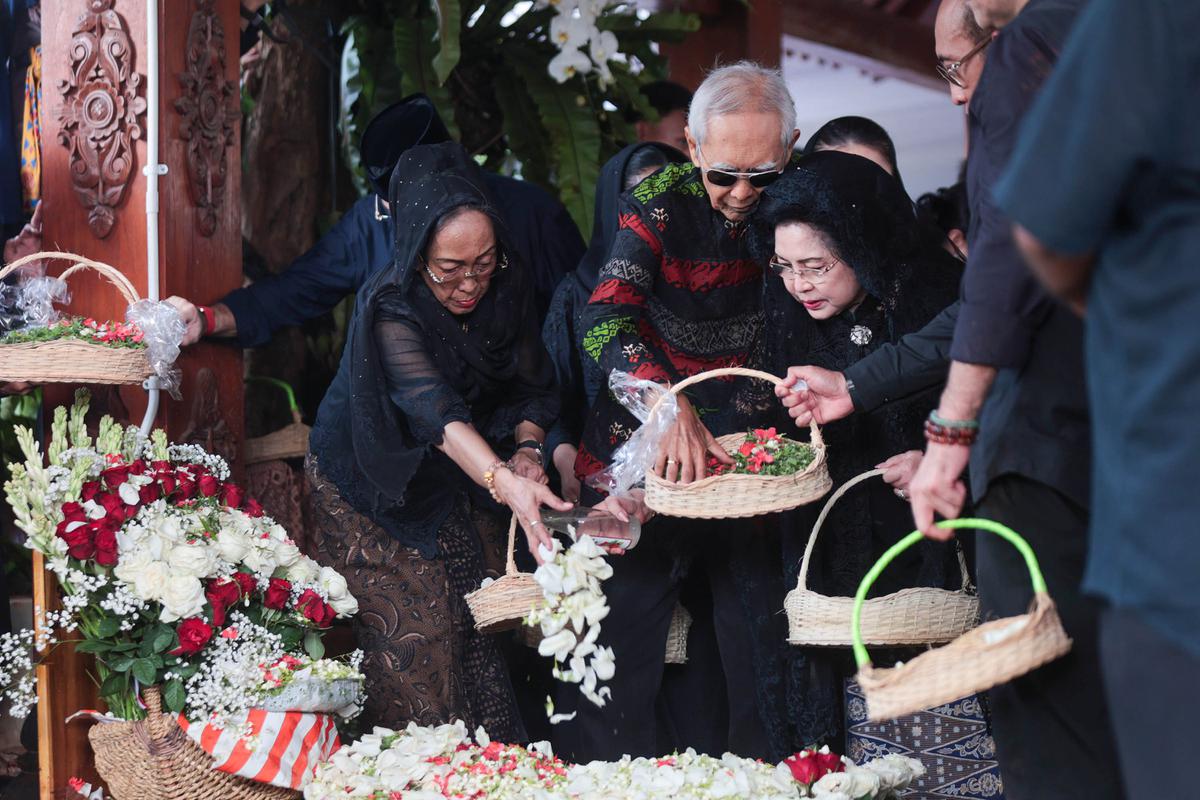 Guruh Soekarnoputra Dimakamkan di Samping Pusara Fatmawati