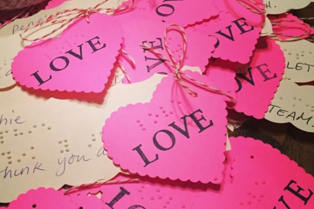 Gadis Tuna Netra Siapkan Kartu Valentine untuk Teman Sekelas