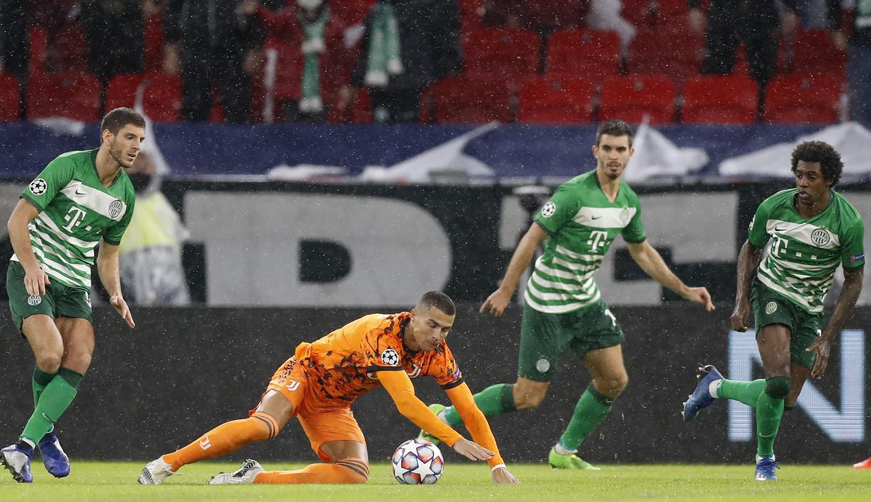 Penyerang Juventus, Cristiano Ronaldo, berusaha melewati pemain  Ferencvaros pada laga lanjutan Liga Champions 2020/2021 di Puskas Arena, Kamis (5/11/2020) dini hari WIB. Juventus menang 4-1 atas Ferencvaros. (AP Photo/Laszlo Balogh)