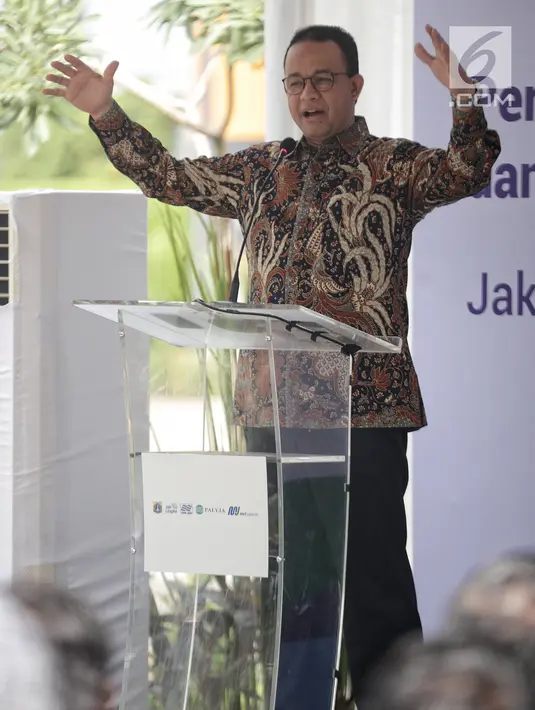 Gubernur DKI Jakarta, Anies Baswedan memberikan sambutan saat peresmian Air Siap Minum di Stasiun MRT Dukuh Atas, Jakarta, Selasa (30/4/2019). Fasilitas air siap minum itu diharapkan memberi rasa kenyamanan bagi setiap masyarakat yang memerlukan kebutuhan air minum. (Liputan6.com/Faizal Fanani)