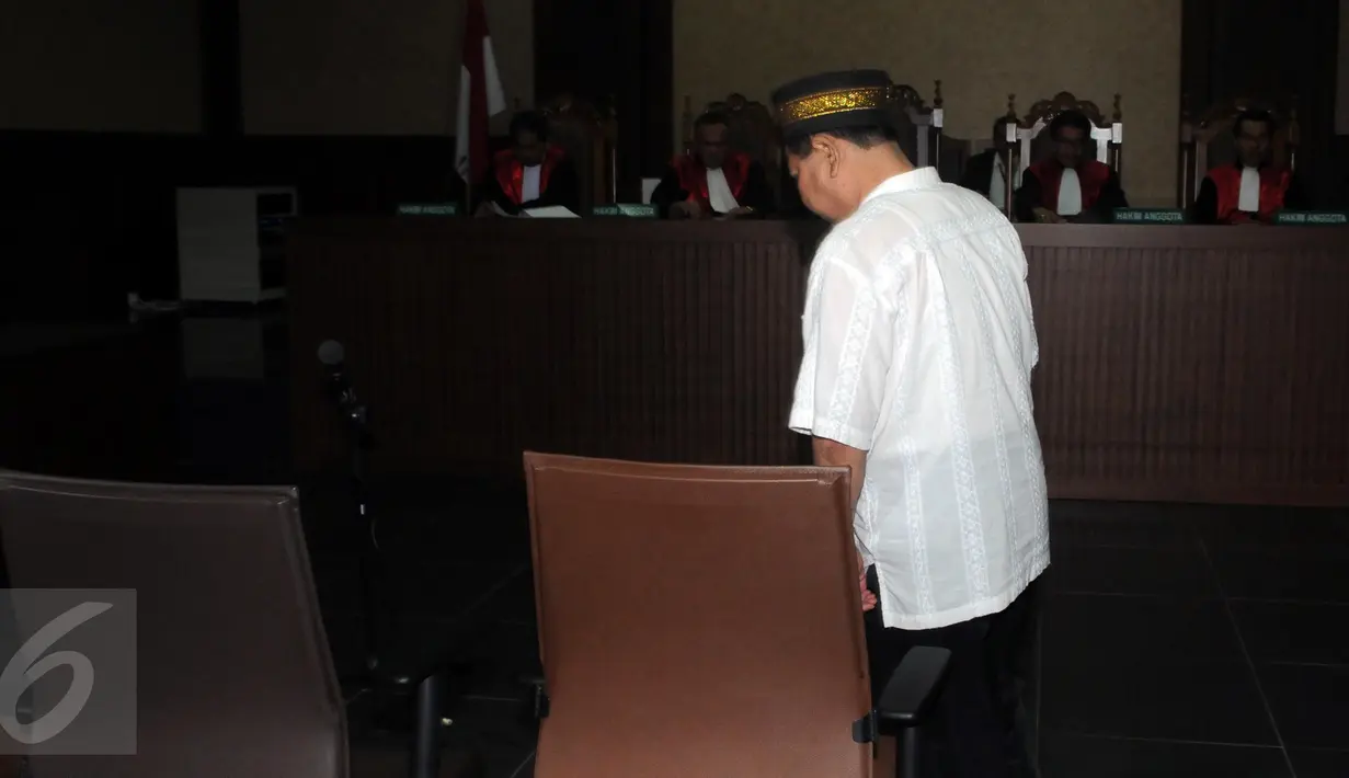 Panitera PTUN Medan, Syamsir Yusfan saat sidang vonis di Pengadilan Tipikor, Jakarta, Kamis (3/12/2015). Syamsir divonis tiga tahun penjara karena terbukti menerima suap sebanyak dua kali dengan total 2000 USD. (Liputan6.com/Helmi Afandi)