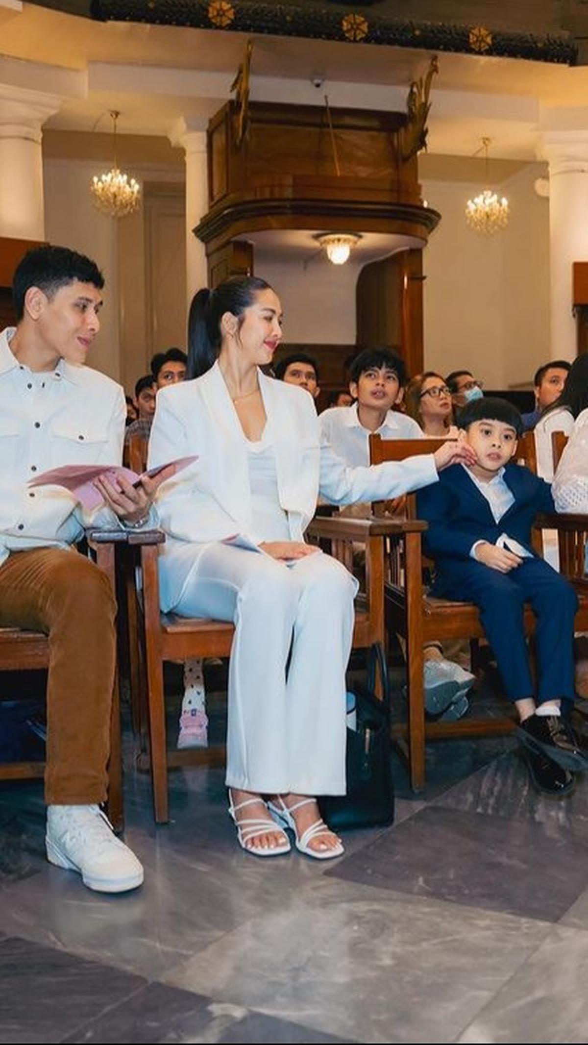 Raut bahagia begitu memancar di wajah Bimo dan Andrea ketika berada di dalam gereja. Pasangan ini tak henti memandangi Angkasa yang duduk tepat di samping keduanya.