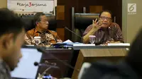 Menteri Koperasi dan Usaha Kecil Menengah (UKM) Anak Agung Gede Ngurah Puspayoga (kanan) menyampaikan keterangan pencapaian tiga tahun pemerintahan Presiden Jokowi-JK di Gedung Bina Graha, Jakarta, Selasa (17/10). (Liputan6.com/Angga Yuniar)