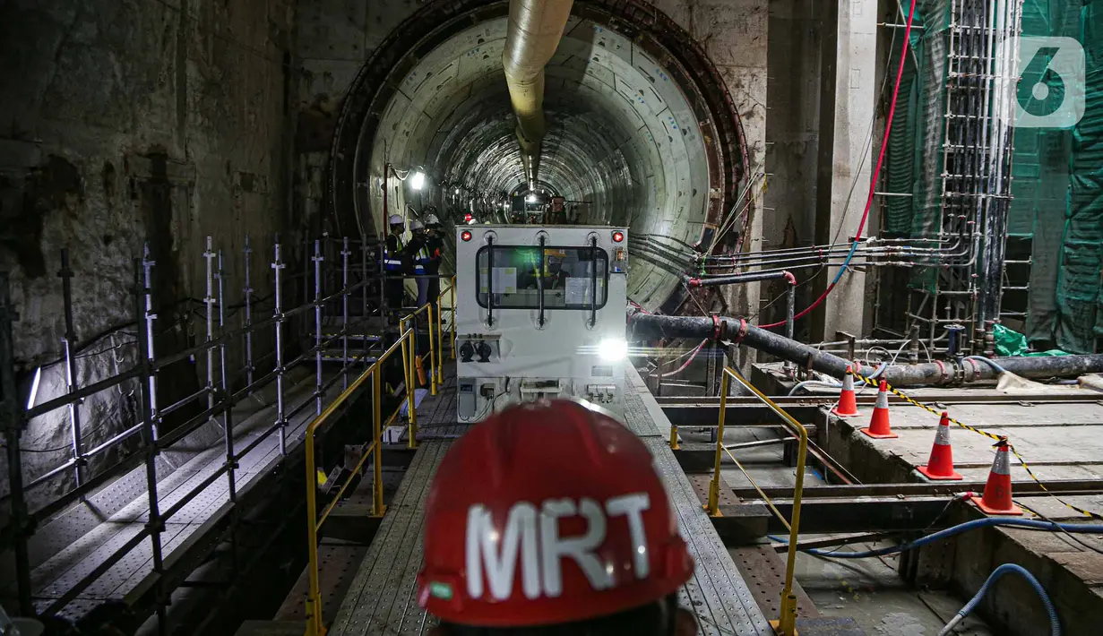 Aktivitas pekerja menyelesaikan proyek Mass Rapid Transit (MRT) Fase 2 segmen CP201 rute Thamrin - Monas di kawasan Stasiun Thamrin, Jakarta, Kamis (24/5/2022). Perkembangan proyek MRT Fase 2 Segmen CP201 rute Thamrin - Monas saat ini telah mencapai 38,80 persen. (Liputan6.com/Faizal Fanani)