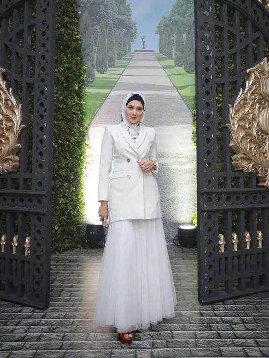 Dalam bergaya, Mulan Jameela kerap tampil berlapis dengan blazer. Seperti potret ini, blazer warna putih dipadukan dengan tulle skirt warna senada. [@mulanjameela]