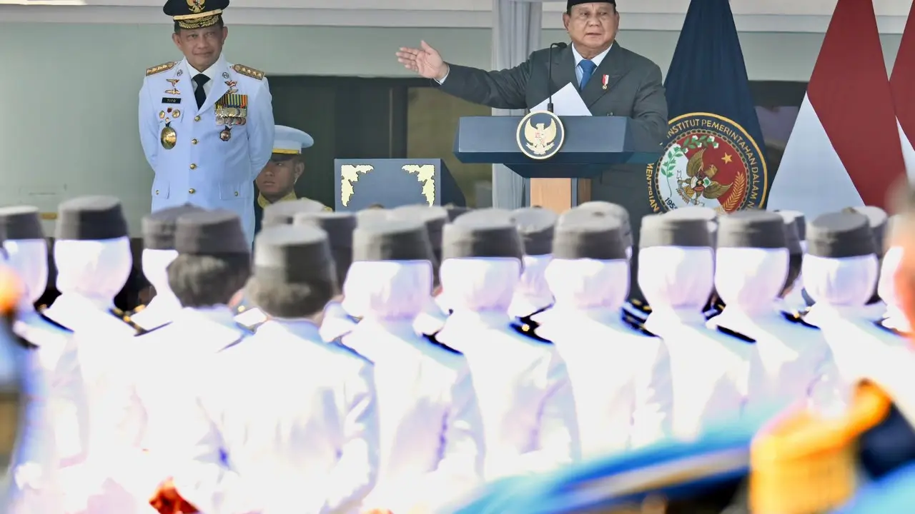 Presiden Prabowo Subianto didampingi Menteri Dalam Negeri (Mendagri) Tito Karnavian