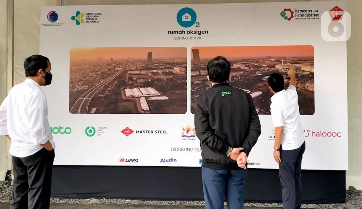 Presiden Joko Widodo (kiri) didampingi CEO GoTo Andre Soelistyo dan Ketua Umum KADIN Indonesia Arsjad Rasjid meninjau pembangunan Rumah Oksigen Gotong Royong, di Pulogadung, Sabtu (24/7/2021). Rumah Oksigen diperkirakan rampung pada awal Agustus. (Liputan6.com/Pool/Biro Sekpres)