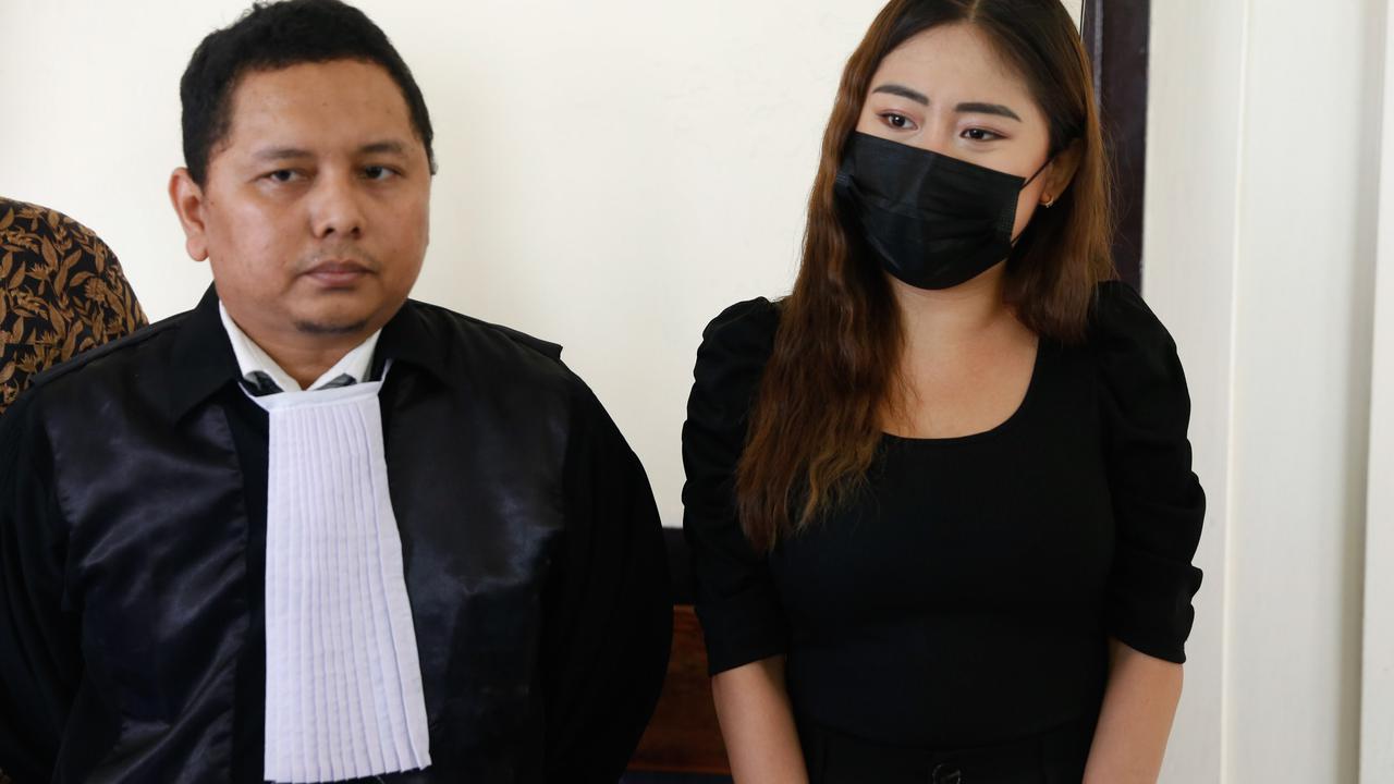 Selebgram Ayu Thalia jalani sidang perdana kasus dugaan pencemaran nama baik (Kapanlagi.com/Bayu Hendarto)