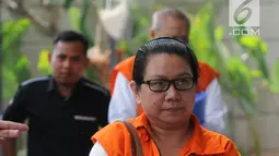 Direktur PT Wisata Bahagia, Liliana Hidayat saat tiba di Gedung KPK, Jakarta, Senin (8/7/2019). Liliana Hidayat diperiksa sebagai tersangka terkait dugaan suap penyalahgunaan izin tinggal warga negara asing (WNA) di lingkungan Kantor Imigrasi Mataram. (merdeka.com/Dwi Narwoko)