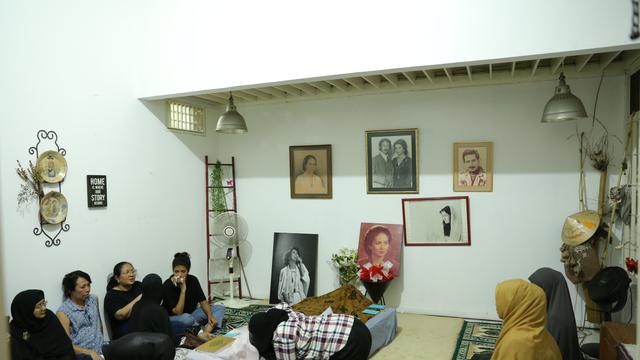 [Fimela] Suasana Rumah Duka Ade Irawan