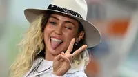 Miley Cyrus sempat beberapa kali tertangkap kamera miliki luka seperti bekas potongan di daerah urat nadi pergelangan tangannya. (JEWEL SAMAD / AFP)