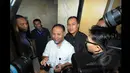 Wakil Ketua KPK, Bambang Widjojanto seusai menggelar jumpa pers terkait pengunduran diri sementara dari jabatannya sebagai Komisioner KPK, Jakarta, Senin (26/1/2015). (Liputan6.com/Herman Zakharia)