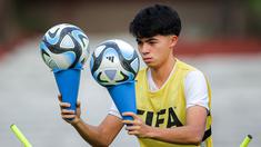 Pemain Timnas Indonesia U-17, Ji Da-bin saat menyeimbangkan bola ketika fun game pada latihan resmi menjelang laga penentu Grup A Piala Dunia U-17 2023 di Stadion Gelora 10 November, Tambaksari, Surabaya, Rabu (15/11/2023). (Bola.com/Bagaskara Lazuardi)