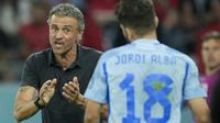 Pelatih kepala Spanyol,&nbsp;Luis Enrique (kiri) memberikan instruksi ke pemainnya, Jordi Alba saat laga 16 bersar Piala Dunia 2022 melawan Maroko yang berlangsung di Education City Stadium, Selasa (06/12/2022). (AP/Francisco Seco)