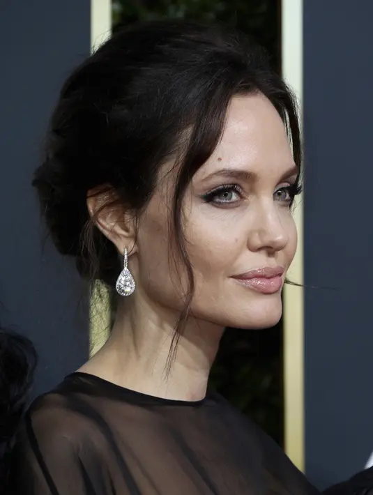 Sudah setahun belakangan ini, Jolie memang berperan ganda menjadi ibu sekaligus ayah bagi keenam buah hatinya. Tak heran jika anak-anaknya lebih dekat dengannya ketimbang dengan Brad Pitt. (AFP/Frederick M.Brown)