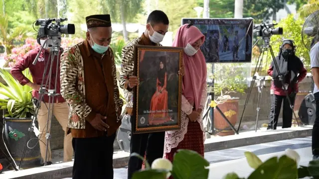 Orang Tua Siti Hardiyanti Yuniar menangis saat menghadiri prosesi wisudah. (Arfandi Ibrahim/Liputan6.com)